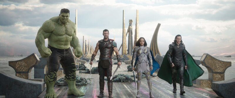 L-R: Marvel Studios’ THOR: RAGNAROK..L to R: Hulk (Mark Ruffalo), Thor (Chris Hemsworth), Valkyrie (Tessa Thompson) and Loki (Tom Hiddleston) – Bild: Marvel Studios