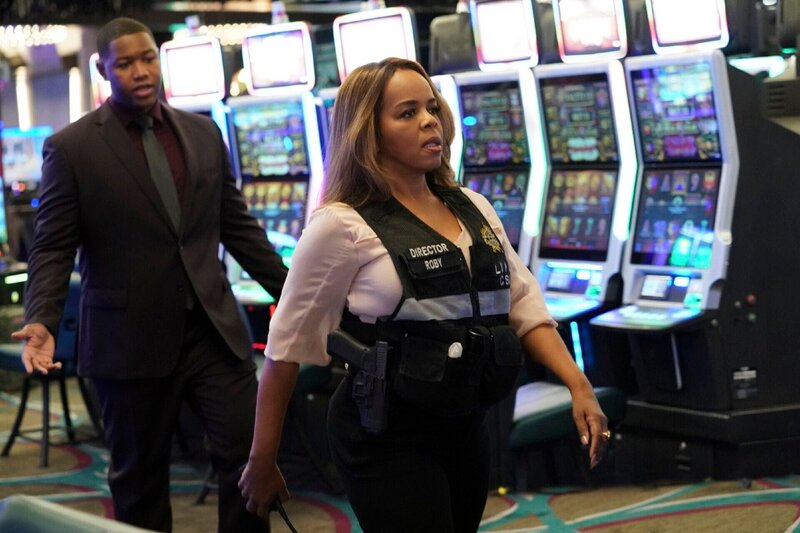 V.l.: Bryan (Luke Tennie) und Maxine Roby (Paula Newsome). – Bild: RTL /​ CBS Broadcasting, Inc.