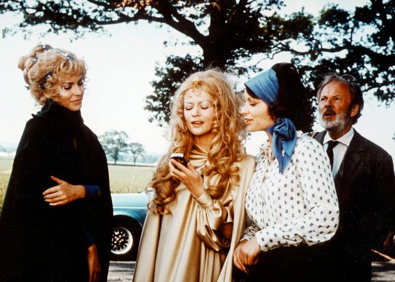 Ossrawa (Christiane Krüger, links), Brisba (Judy Geeson), Liz (Lisa Harrow) und Prof. Ewans (Derek Farr) suchen nach den zwei geflohenen Medora-Bewohnern. – Bild: HR