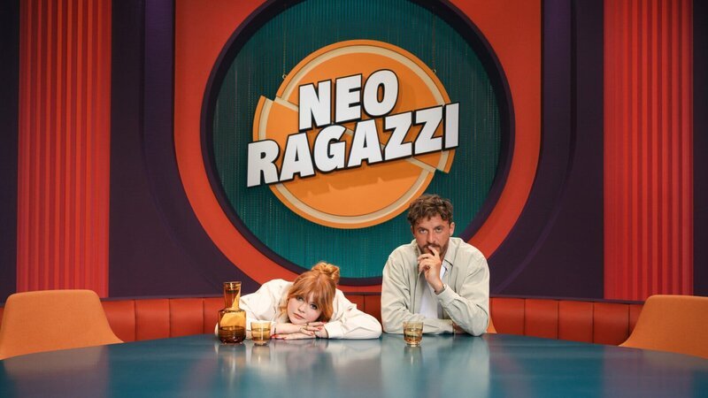 Sophie Passmann und Tommi Schmitt am Tisch ihrer Talkshow „Neo Ragazzi“ – Bild: ZDF und ben knabe