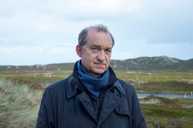 Carl Sievers (Peter Heinrich Brix) – Bild: PLURIMEDIA (ZDF /​ www.manju.de)