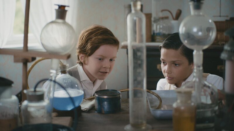 Mit seinem Freund James (Ilja Bultmann, links) probiert Alva (Emile Cherif, rechts) chemische Experimente aus. – Bild: SWR/​LOOKSfilm/​Steffen Junghans