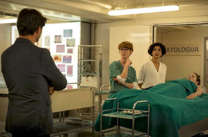 Branka Marić (Neda Rahmanian), Emil (Lenn Kudrjawizki, li.) und Pathologin Brigitta Stevic (Sarah Bauerett, 2. v. li.) untersuchen die Mädchenleiche. – Bild: ARD Degeto/​Conny Klein