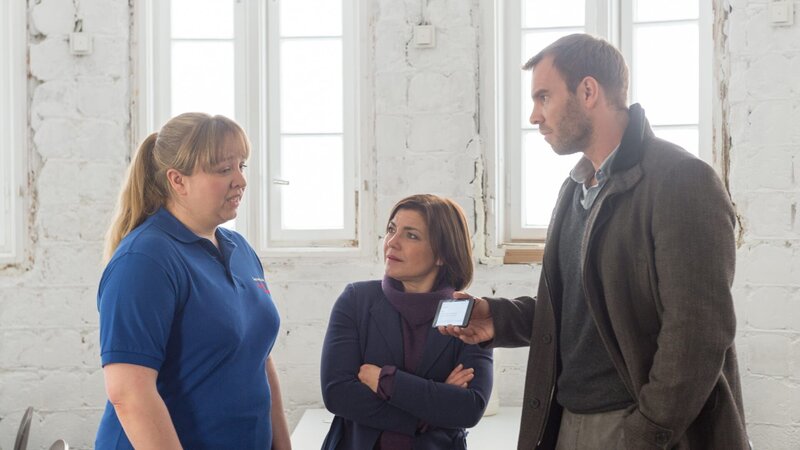 Es stellt sich heraus, dass Pflegerin Stefanie Pohl (Vera Kasimir, l.) Natalie Krämer regelmäßigen Zutritt zur Residenz verschafft hat. Zum Vergnügen einiger Bewohner ist sie dort heimlich als Prostituierte ein- und ausgegangen. Hat die streng katholische Residenzleitung von dieser List wirklich nichts mitbekommen? Kathrin (Claudia Schmutzler, M.) und Pöhlmann (Dominic Boeer) nehmen Stefanie Pohl in die Zange. – Bild: ZDF /​ Meyerbroeker