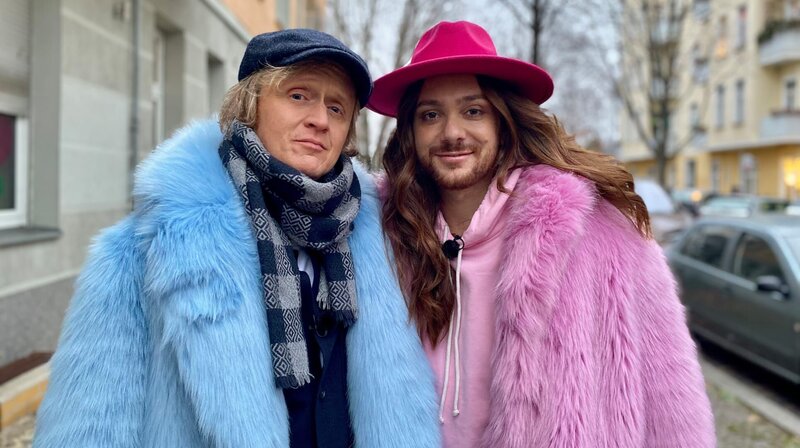 SWR Fernsehen KRAUSE KOMMT!, „Riccardo Simonetti“, am Montag um 23:00 Uhr. Hellblau trifft auf Rosa â€“ Pierre M. Krause (li.) und Riccardo Simonetti in Berlin. – Bild: SWR/​Encanto