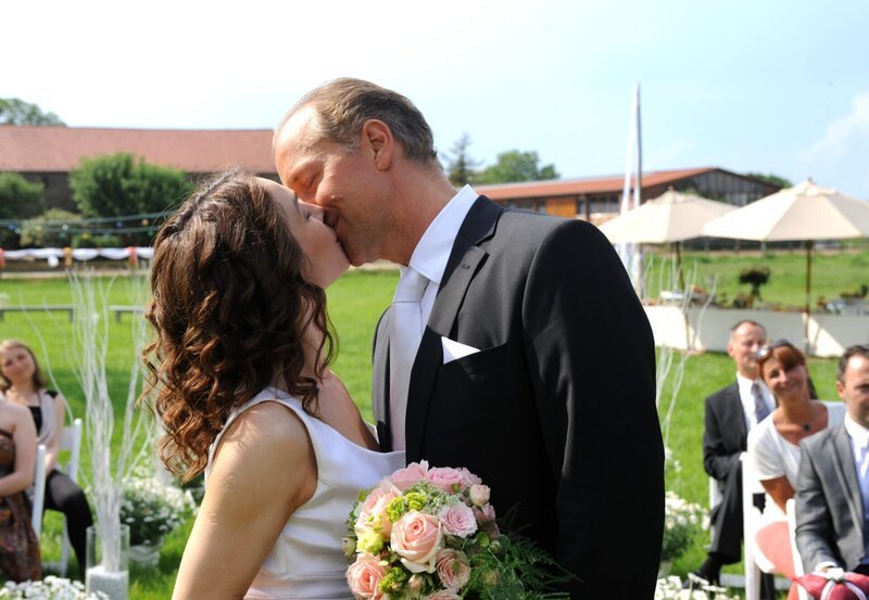 MDR Fernsehen DIE STEIN II. STAFFEL FOLGE 26, „Ende gut …“, am Sonntag (08.02.15) um 13:10 Uhr. Hochzeit: Katja Stein (Julia Stemberger, l.) und Stefan Hagen (Jochen Horst, r.) küssen sich, nachdem sie sich bei einer romantischen Trauung auf der Wiese vor dem Pferdehof das Ja-Wort gegeben haben. – Bild: MDR/​Claudius Pflug