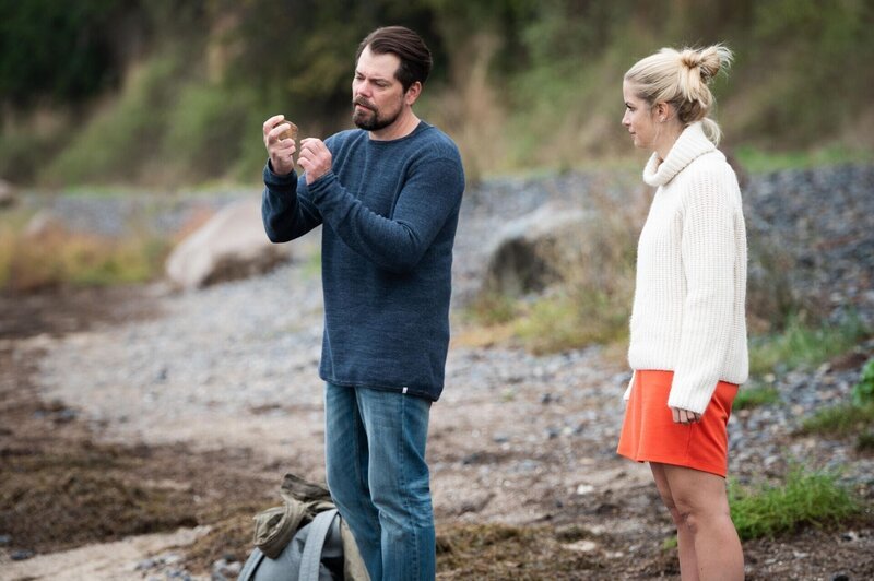 Leon (Daniel Fehlow) und Sarah (Susan Sideropoulos) – Bild: RTL /​ Florian Reick /​ Falling in love