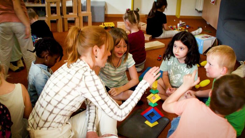 Eva Schulz zu Besuch in der Kita St. Lukas in Salzgitter – Bild: ZDF und Theresa Maué