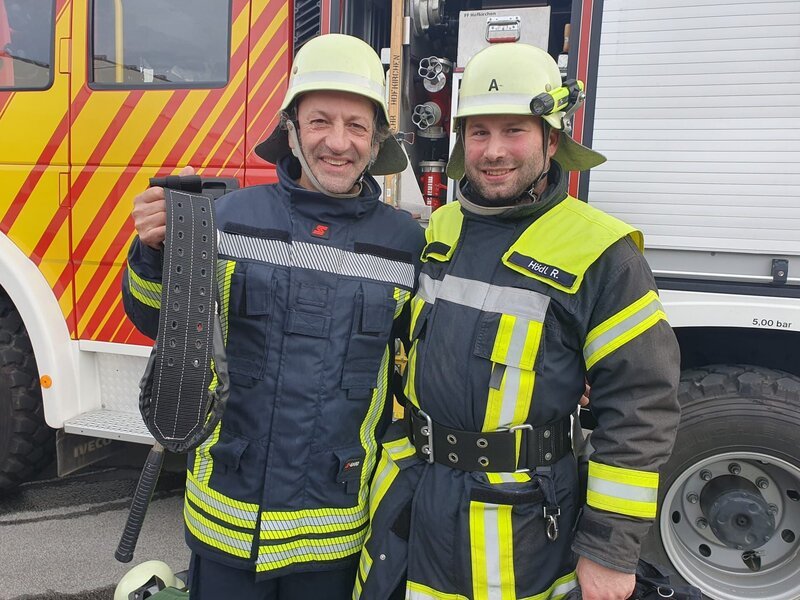 Von links: Schmidt Max und Feuerwehrmann René Hödl von der Freiwilligen Feuerwehr Hofkirchen. – Bild: Joachim Walther /​ BR, south & browse GmbH /​ BR/​south & browse GmbH/​Joachim Walther
