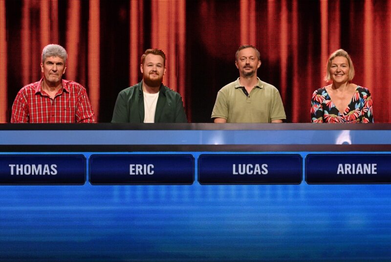 ARD GEFRAGT – GEJAGT FOLGE 884, „Alexander Bommes präsentiert beliebtes Quizformat“, am Dienstag um 18:00 Uhr im ERSTEN. Aufzeichnung zum ARD-Quiz „Gefragt-Gejagt“  Die Kandidaten (v.l.n.r. am Panel): Thomas Kasch, Eric-Torben Herms, Lucas Jacoby, Ariane Boldt. – Bild: ARD/​Uwe Ernst