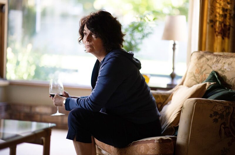 Todesangst: Bernie (Pom Boyd) denkt, dass ein Nachbar sie umbringen will. – Bild: ARD Degeto/​Element Pictures (The Dry) Limited