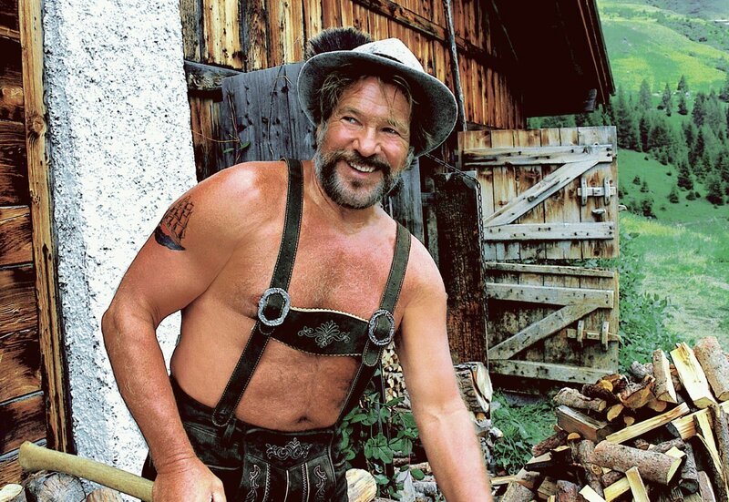 Auch beim Holz hacken macht der Fischhändler Hannes (Götz George) eine gute Figur. – Bild: MDR/​Degeto/​Laurent Trümper
