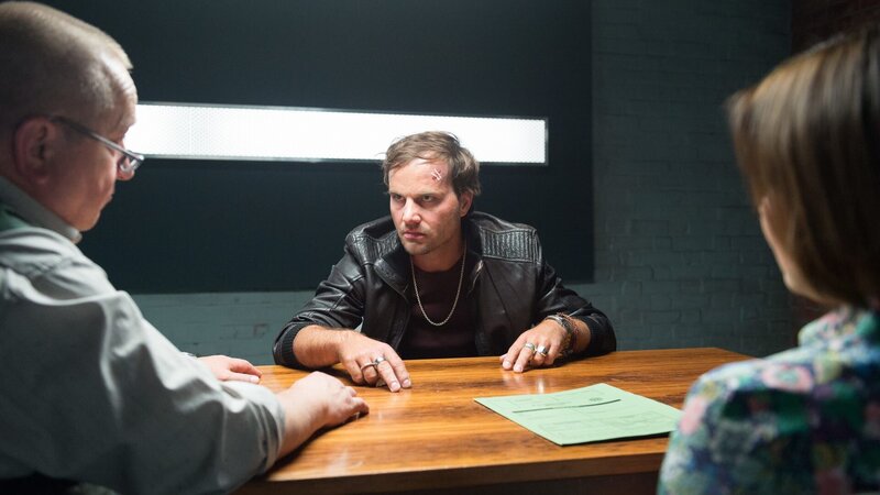 Am Tatort wird ein frischer Schuhabdruck gefunden. Der passt ausgerechnet zu den Schuhen vom drogensüchtigen Roman Enders (Simon Eckert, M.). Ist Roman nochmal zum Camp zurückgekehrt? Ist der Streit zwischen ihm und seinem alten etwa eskaliert? – Bild: ZDF