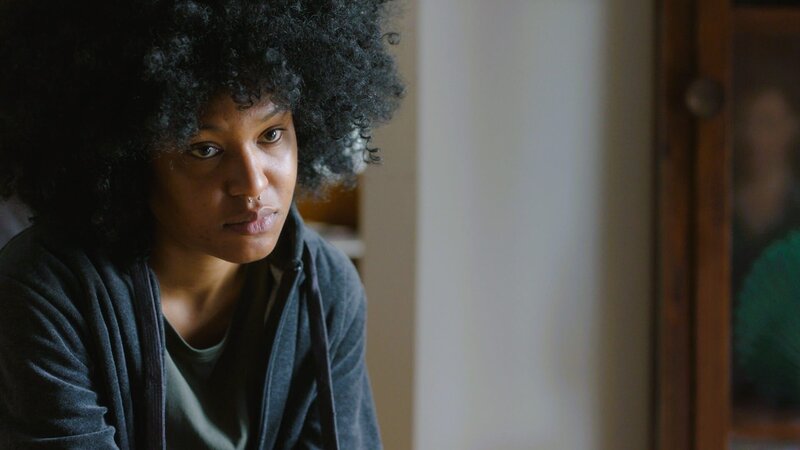 Ronnie (Zoe Magdalena) spricht mit Frau Jacobsen über die anstehende Halloweenparty. Sie hat Angst davor. Snacks, Smalltalk, Spaß haben – alles nicht ihr Ding. Doch Frau Jacobsen spricht ihr Mut zu. – Bild: ZDF