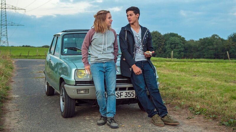 ARD Degeto MEIN WILDES HERZ – ALLES AUF SIEG, am Samstag (30.05.20) um 20:15 Uhr im ERSTEN. Jana (Lena Klenke) und ihr Freund Samy (Emilio Sakraya) haben Träume. © ARD Degeto/​Neue Schönhauser Filmproduktion, honorarfrei – Verwendung gemäß der AGB im engen inhaltlichen, redaktionellen Zusammenhang mit genannter Degeto-Sendung und bei Nennung „Bild: ARD Degeto/​Neue Schönhauser Filmproduktion“ (S2+). ARD Degeto/​Programmplanung und Presse, Tel: 069/​1509⁠–⁠335, degeto-presse@degeto.de – Bild: ARD Degeto/​Neue Schönhauser Filmproduktion