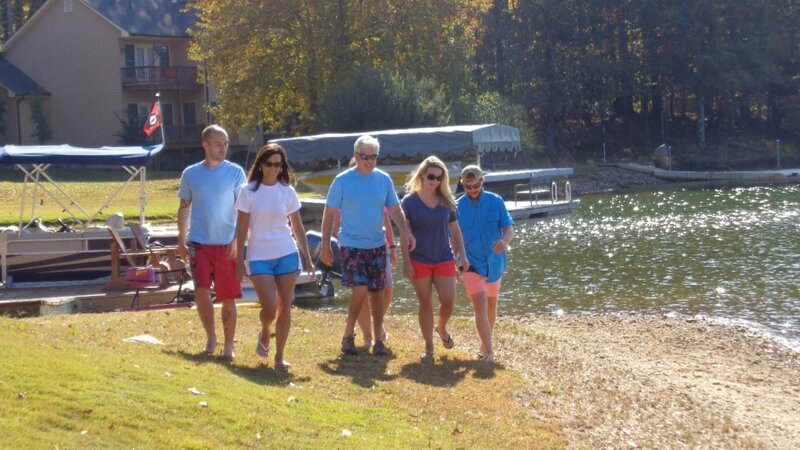 Lisa and Angela bring both of their families down to the marina at Lake Arrowhead in Cherokee County, Georgia to go kayaking, as seen on Lakefront Bargain Hunt: Renovation. – Bild: HGTV/​Scripps Networks, LLC.