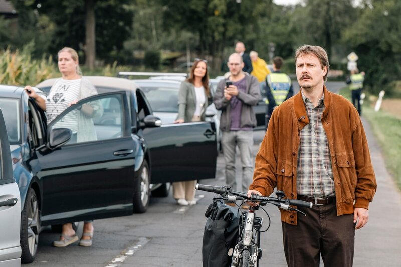 Zeuge Frank Trunz (Christian Bayer, r.) hatte vor dem tödlichen Steinwurf jemanden auf der Brücke beobachtet. Kann er die Ermittlungen durch die Entwicklung eines Phantombilds vorantreiben oder hat er selber etwas zu verbergen? (Komparsen im Bild) – Bild: ZDF