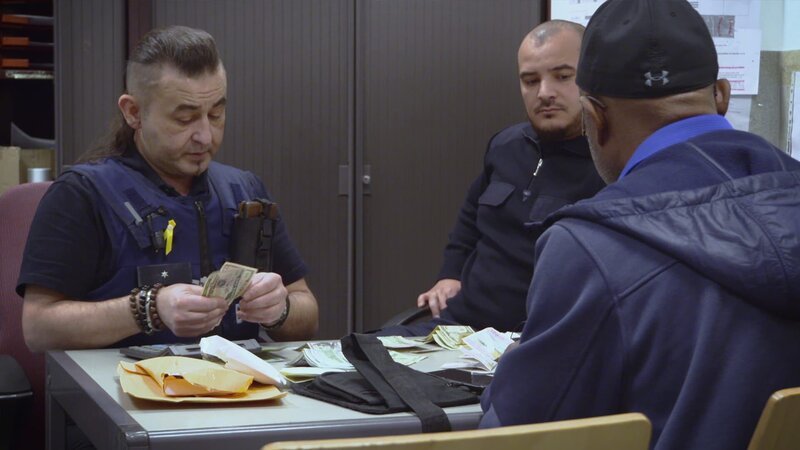 The tree trunks in a shipping container from Ecuador seem unsuspicious at first glance, but the border guards in Algeciras have a good nose for criminal activities. Therefore, the cargo is examined more closely. During their investigation, the Civil Guard officers discovered 800 kilos of cocaine. Meanwhile, a plane from China lands at Rome Fiumicino Airport. Three passengers make a stopover in the Italian capital on their way home to Colombia. – Bild: Discovery Channel