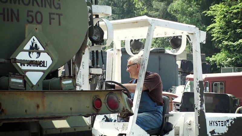 Der neue XXL-Gabelstapler springt nicht an. – Bild: Warner Bros. Discovery