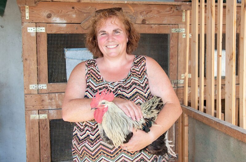 Sandra Kochan und ihr Hahn Otto – Bild: SWR/​Anne Deiss