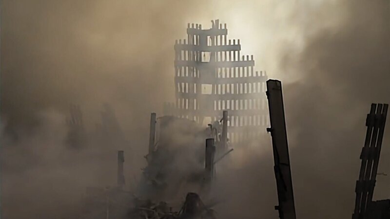 Ausschnitt des World Trade Centers auf einem Pfahl im Gegenlicht durch Staub. (Etienne Sauret) – Bild: Etienne Sauret /​ Etienne Sauret