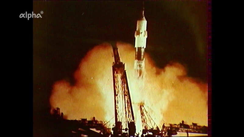 Sigmund Jähn war als erster Deutscher im All – als Kosmonaut, denn er flog für die DDR mit den Sowjets zum kosmischen Laboratorium Saljut 6. 1982 berichtet er im Film „Der Weg zu den Sternen“ über außergewöhnliche Situationen während den Weltraummissionen. – Bild: DRA Deutsches Rundfunkarchiv, BR /​ BR/​DRA Deutsches Rundfunkarchiv