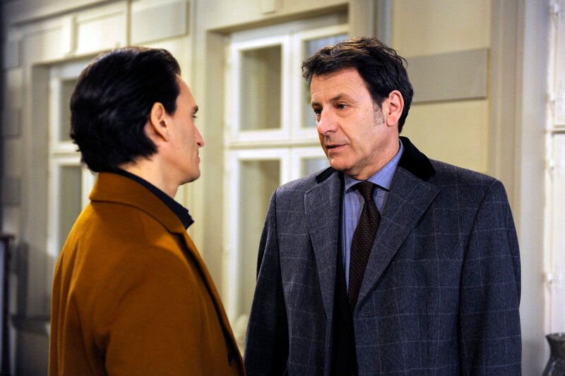 ARD ROTE ROSEN FOLGE 1525, am Dienstag um 14:10 Uhr im ERSTEN. Gunter (Hermann Toelcke, r.) legt Lorenzo (Cuco Wallraff, l.) nahe, das Hotel zu verlassen und bringt ihn damit gegen sich und Benita auf. – Bild: ARD/​Nicole Manthey