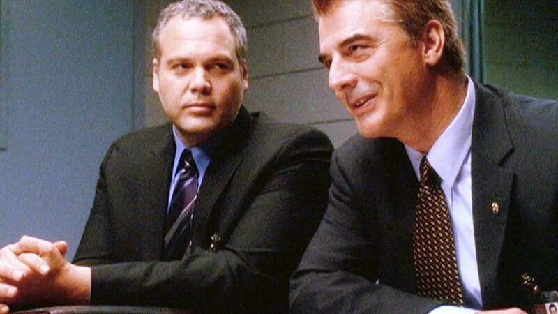 Detective Goren (Vincent D’Onofrio, l.) verhört mit seinem Kollegen Detective Logan (Chris Noth) einen Tatverdächtigen. – Bild: RTL