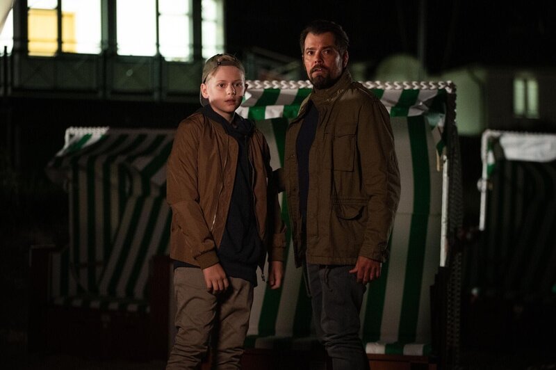 Oskar (Joey Altmann, l.) und Leon (Daniel Fehlow) +++ Die Verwendung des sendungsbezogenen Materials ist nur mit dem Hinweis und Verlinkung auf RTL+ gestattet. – Bild: RTL /​ Florian Reick