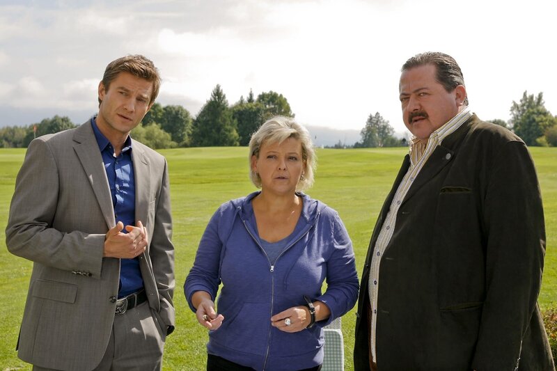 Angela Habach schildert den Kommissaren Sven Hansen und Korbinian Hofer ihre Beobachtungen. – Bild: ZDF /​ Christian A. Rieger