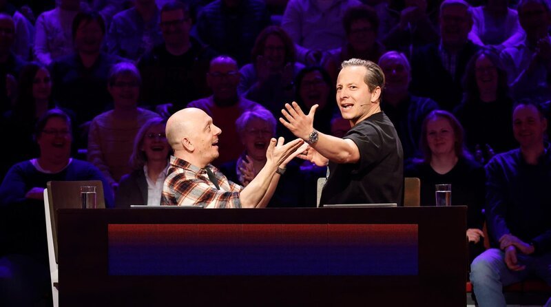 Rateteam-Kapitän Bernhard Hoëcker (l.) mit Schauspieler Trystan Pütter (r.). – Bild: ARD/​Morris Mac Matzen