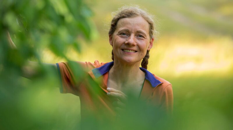 Die Fahrradmechanikerin Annette war Bayerns Jahresbeste in ihrer Ausbildung, obwohl sie damals defacto Analphabetin war. Sie verbringt möglichst viel Zeit in der Natur. – Bild: BR/​isar film Produktion GmbH/​Paul-Georg Busse