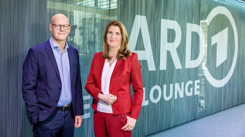 ARD-HAUPTSTADTSTUDIO Tina Hassel und Matthias Deiß Tina Hassel (WDR), Studioleiterin und Chefredakteurin Fernsehen, und Matthias Deiß (rbb), stellv. Studioleiter und Chefredakteur Fernsehen, ARD-Hauptstadtstudio © ARD-Hauptstadtstudio /​ Thomas Kierok, honorarfrei – Verwendung gemäß der AGB im Rahmen einer engen, unternehmensbezogenen Berichterstattung im ARD-Hauptstadtstudio-Zusammenhang bei Nennung „Bild: ARD-Hauptstadtstudio /​ Thomas Kierok“ (S1+), ARD-Hauptstadtstudio, Kommunikation, Tel: 030/​22 88⁠–⁠11 00, Fax: -11 09, Kommunikation@ard-hauptstadtstudio.de – Bild: ARD-Hauptstadtstudio /​ Thomas Ki /​ ARD-Hauptstadtstudio
