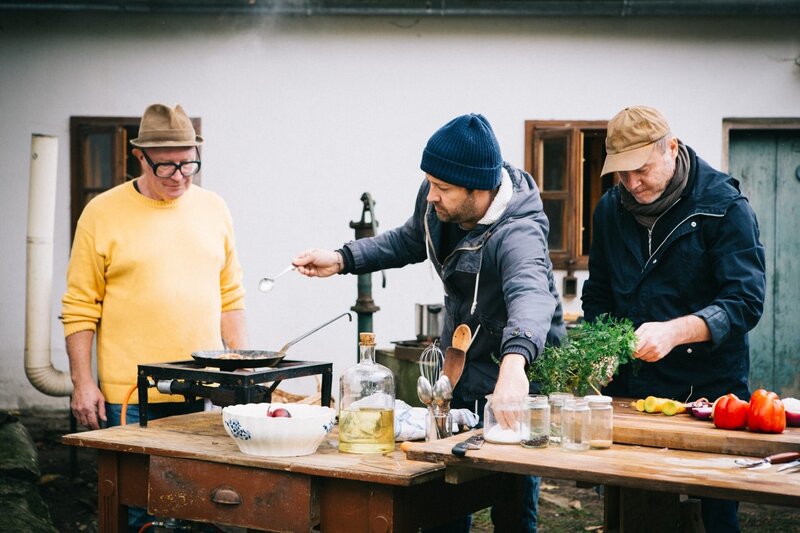 Thomas Nowak (Koch), Ingo Pertramer (Fotograf), Florian Holzer (Gastronomiekritiker). – Bild: ORF/​Jenseide/​Hanna Gassner
