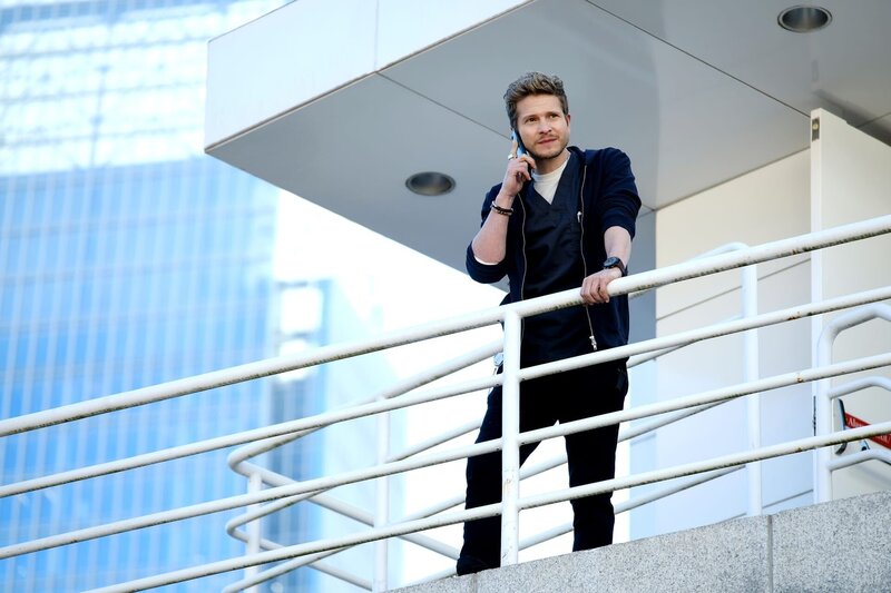 Als Arzt und Kollege Bradley durch ein Fenster in einen Konferenzraum stürtzt, ist sich Conrad (Matt Czuchry) sicher, dass das kein Selbstmord war … – Bild: Guy D’Alema /​ © 2018 Fox and its related entities. All rights reserved. /​ Guy D’Alema