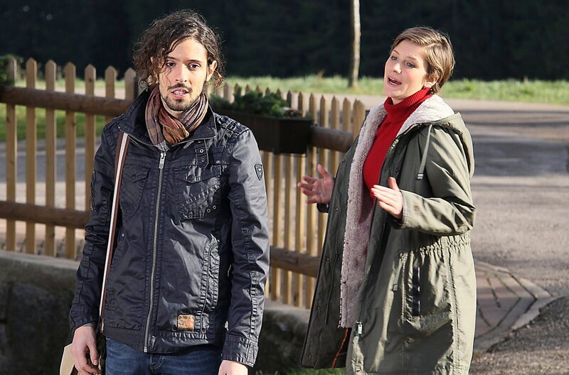 Celine (Ana-Carolin Kleine) möchte, dass Albert (Alessio Hirschkorn) seinem Vater schnell die Wahrheit sagt. – Bild: SWR/​Johannes Krieg