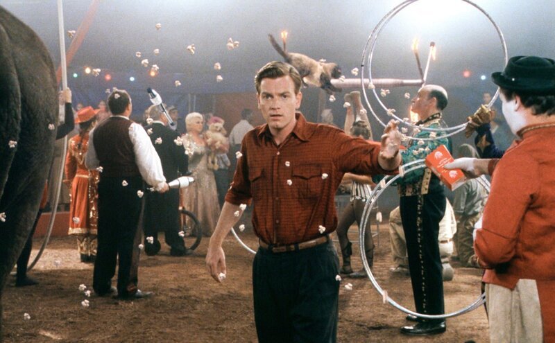 Der junge Edward Bloom (Ewan McGregor) führt als Teil eines Zirkus ein bemerkenswertes und skurriles Leben. Doch eines Tages, macht er eine Entdeckung, die ihn seitdem nicht mehr loslässt. – Bild: ZDF Der junge Edward Bloom (Ewan McGregor) führt als Teil eines Zirkus ein bemerkenswertes und skurriles Leben. Doch eines Tages, macht er eine Entdeckung, die ihn seitdem nicht mehr loslässt. – Bild: ZDF