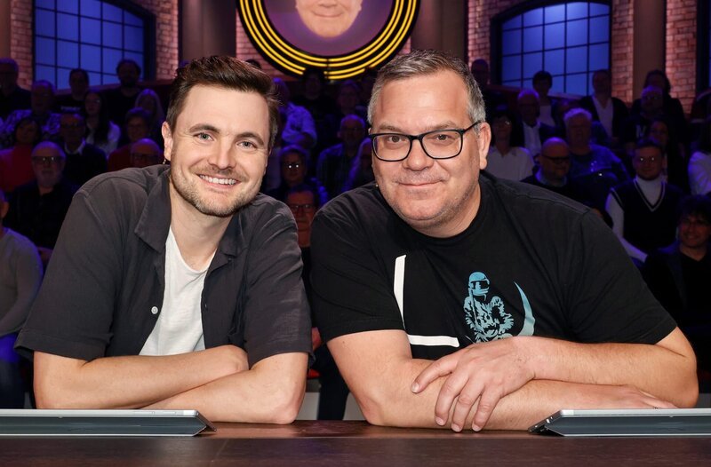 Rateteam-Kapitän Elton (r.) mit dem Komiker, Webvideoproduzent, Schauspieler und Sänger, Phil Laude (l.). – Bild: ARD/​Morris Mac Matzen