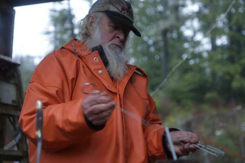 Gary Muehlberger assembles fish hooks for a halibut skate at his home in Port Protection. (National Geographic/​Pedro Delbrey) – Bild: Pedro Delbrey /​ National Geographic