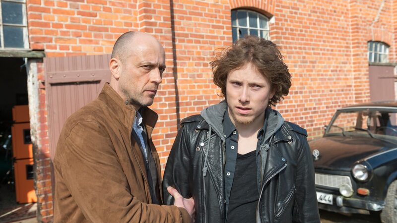 Nachdem er von dem Bargeld erfahren hat, stellt Arne Bergmann (Christian Koerner, l.) seinen Sohn Sven (Jan-David Bürger, r.) zur Rede: Hat er Julius in irgendwelche krummen Geschäfte verwickelt? Immerhin ist Sven wegen Drogen vorbestraft. – Bild: ZDF /​ Meyerbroeker