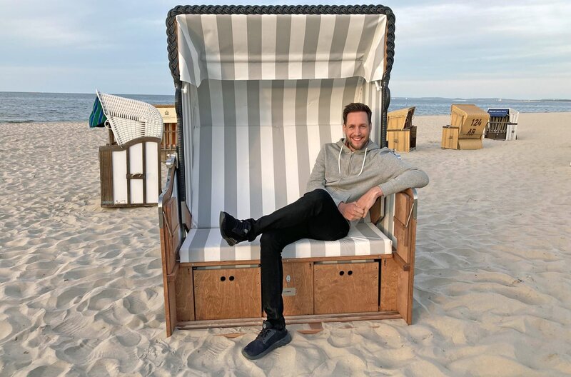 Sven Kroll am Strand im Strandkorb: Usedom – Insel der Superlative: Keine Insel in Deutschland besitzt einen längeren Strand (45 km). – Bild: SWR/​Bavaria Entertainment GmbH