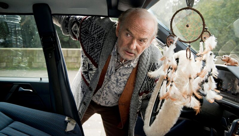 Taxifahrer Herbert Thiel (Claus D. Clausnitzer) macht eine grausame Entdeckung. – Bild: WDR/​Martin Valentin Menke