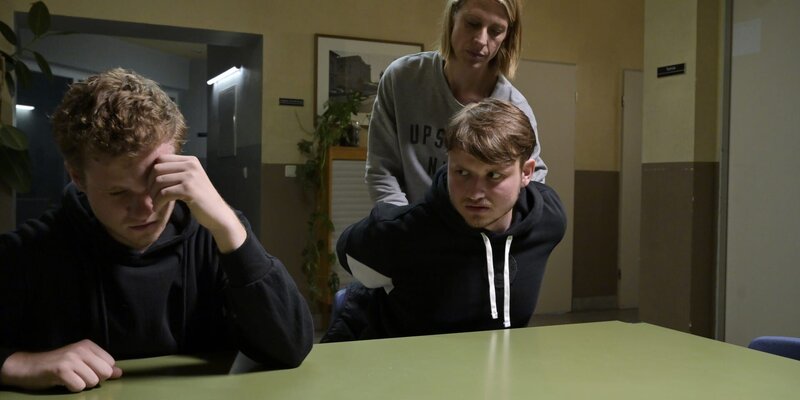 Tamara Meurer (Anja Pahl) nimmt Marvin Klewe (Paul Lux, r.) in Gewahrsam, als der seinen Kompagnon Toni (Simon Maria Kubiena, l.) im Verhör angreift. Die beiden wurden bei einem Überfall auf der Havel auf frischer Tat gefasst. – Bild: ZDF