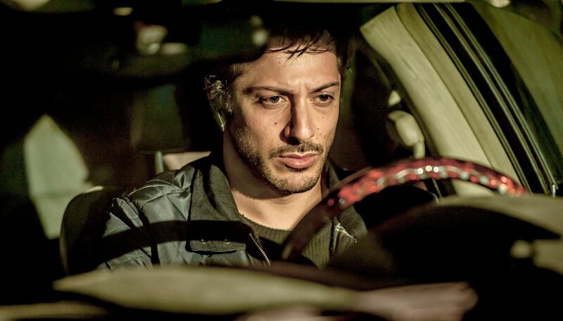 Yalcin (Fahri Yardim) macht sich Sorgen um seinen Kollegen Nick. – Bild: NDR/​Gordon Timpen