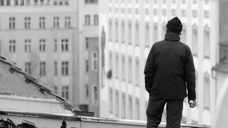 Roofphilosophy: Jonas fragt sich, ob Träume nur dazu führen, dass man eine Menge Zeit verplempert, ohne etwas zu erreichen. – Bild: BR/​rbb/​weltrecorder