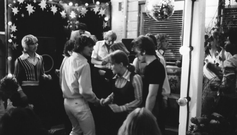 Ausgelassen tanzt Gerda (Uta Stammer) mit dem Schiffsjungen Harald (Gernot Kleinekämper) in der Diskothek. – Bild: NDR/​Wagner