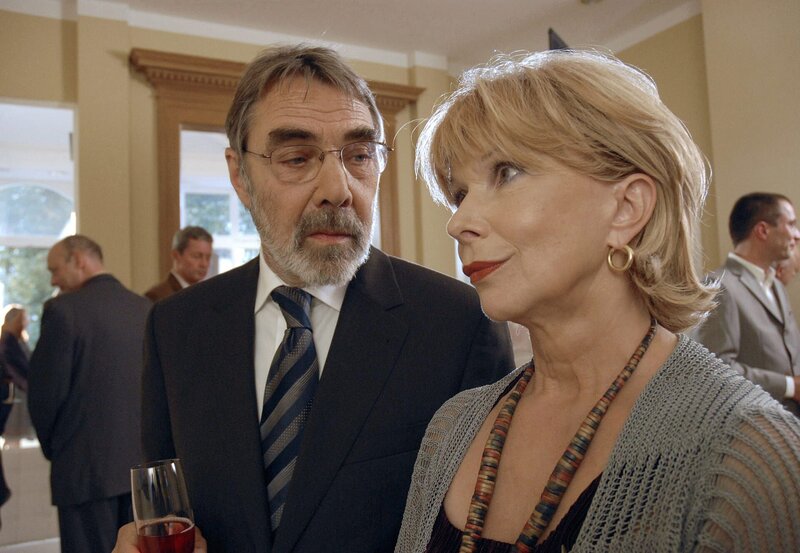 Georg Baumgart (Gunter Schoß) hat ein Bild seiner Frau Charlotte (Ursela Monn) gekauft. Charlotte kommen vor Rührung die Tränen. Doch es sind nicht nur Freudentränen. – Bild: BR/​ARD/​Christa Köfer