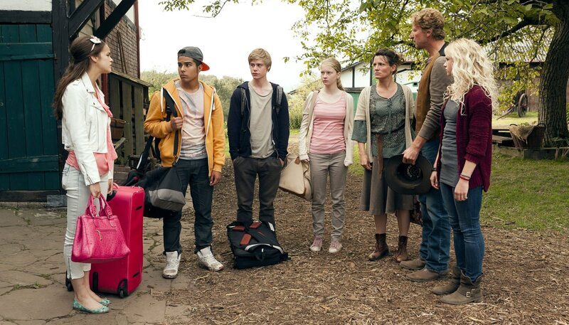 Patrizia (Luise Befort, links) will endlich wissen, was auf dem Hof nicht stimmt. – Bild: WDR/​WDR/​Kai Schulz