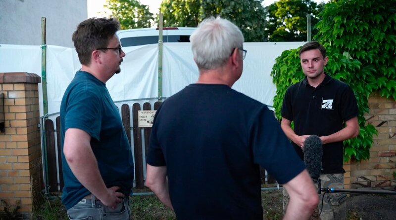 rbb-Reporter Sebastian Schiller und Jo Goll im Interview mit Nico Koal von der Jugendkoordination Junge Nationalisten. – Bild: rbb/​Sebastian Schiller