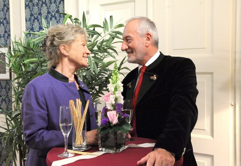 ARD STURM DER LIEBE FOLGE 1374, am Mittwoch um 15:10 Uhr im ERSTEN. Alfons (Sepp Schauer, r.) und Hildegard (Antje Hagen, l.) feiern fröhlich beim Polterabend. – Bild: ARD/​Ann Paur